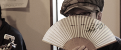 何かを企みながら。